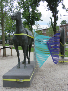 844056 Afbeelding van drie beeldhouwwerken aaneen: 'Groot gezadeld paard', brons, van Hans Wimmer uit 1967 (links) en ...
